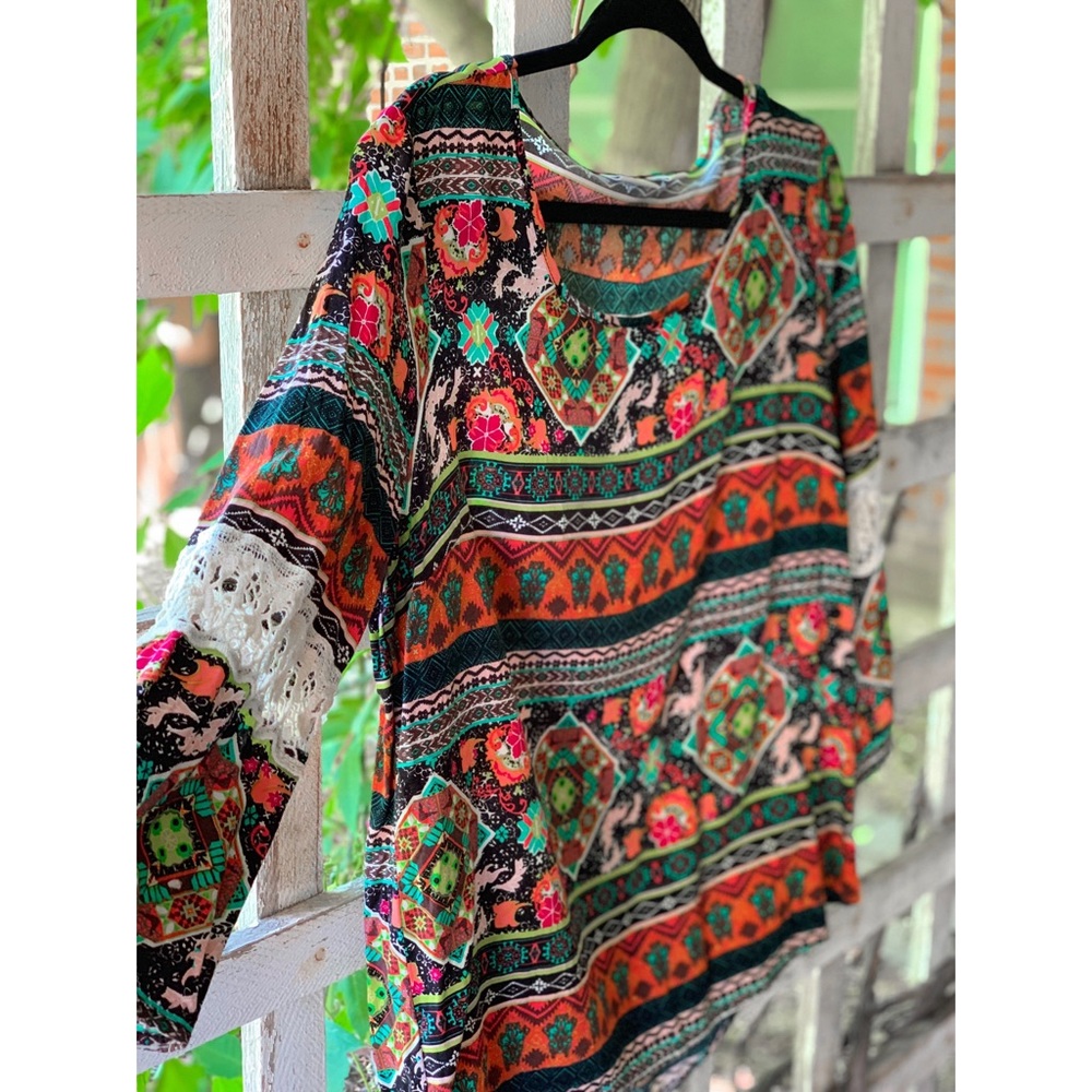 Light, flowing, CATO blouse with lace!